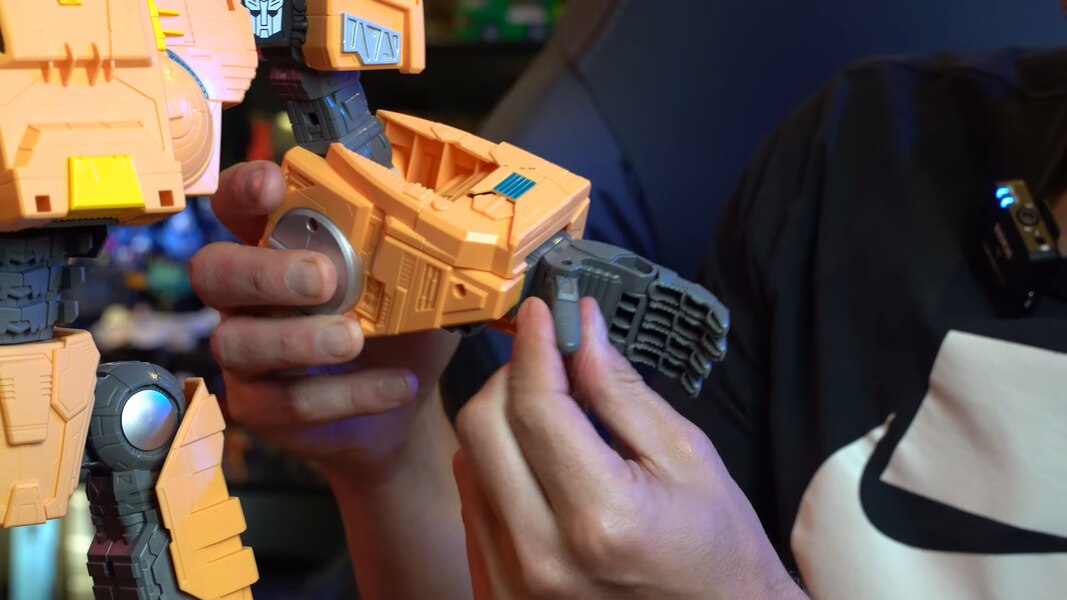 Transformers Kingdom Titan Autobot Ark In Hand  (3 of 6)
